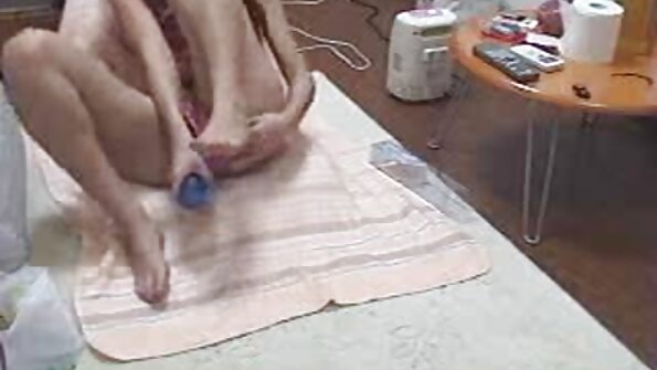 جس دیویس قسمت تنگ خود را روی چهار دست کلیپ سکس بامامان می کند