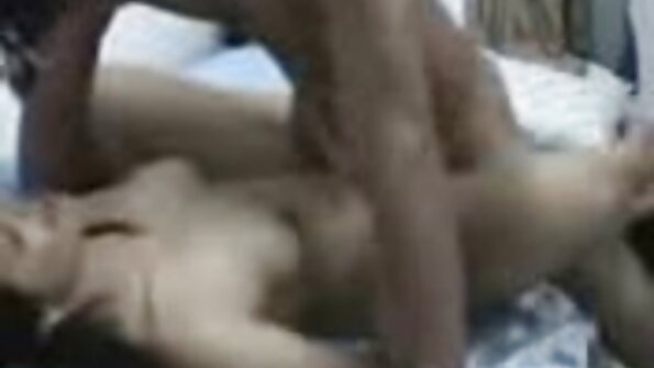 ناتالیا اسپایس سکس ازکون بامامان از توری توری خود بیرون می آید و با بدن برهنه خود در رختخواب بازی می کند