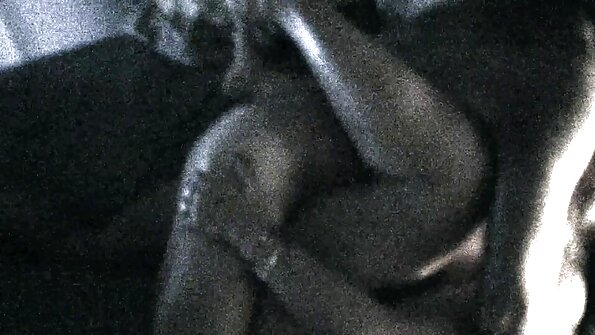 سارا مک دونالد با لباس زیر سکس بامامان وخاله زنانه بنفش